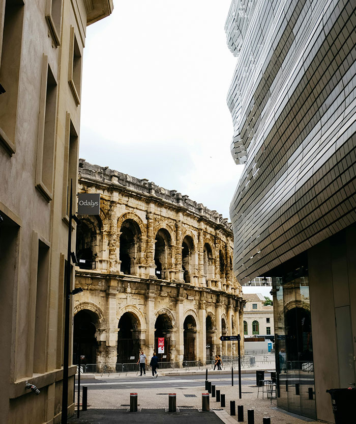 Rue de Nîmes avec vue sur l’Arène – urbanisme et patrimoine architectural